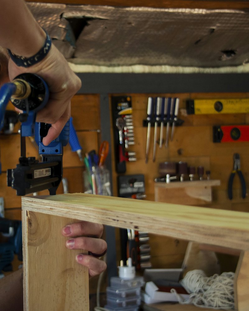 Handwerker an der Werkbank
