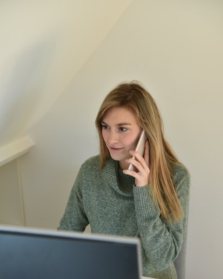 Frau telefoniert im Büro