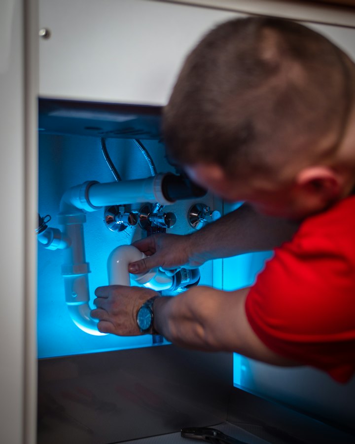 Installateur bei der Arbeit
